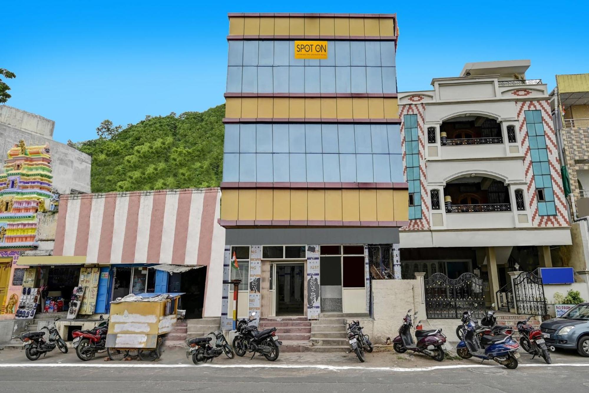 Spot On Svr Grand Hotel Vijayawada Exterior photo
